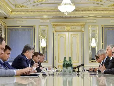 П.Порошенко подякував МЗС Швейцарії за гуманітарну допомогу Донбасу