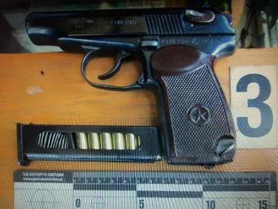Мужчина выстрелил из пистолета в парня в Закарпатье
