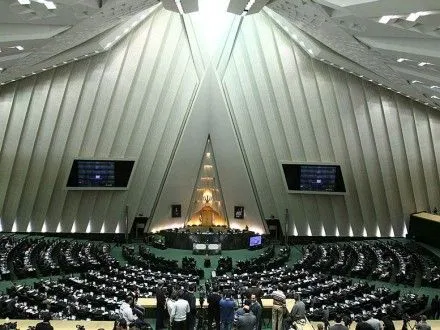 u-parlamenti-iranu-stalasya-strilyanina-ye-poraneni-zmi