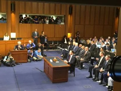 Зала слухань комітету сенату США  за участю Дж.Комі заповнена вщент - журналіст