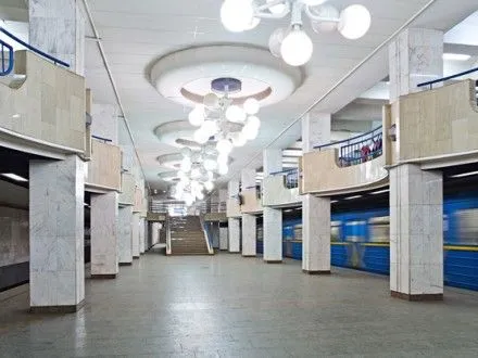 lyudina-vpala-pid-potyag-u-kiyivskomu-metro