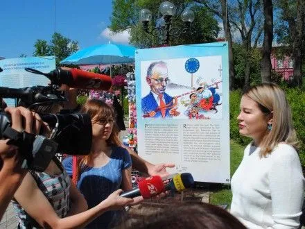 У Києві відкрилася виставка карикатур про шлях України до "безвізу"