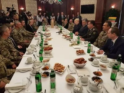 Президенти України і Литви зустрілися з харківськими військовими