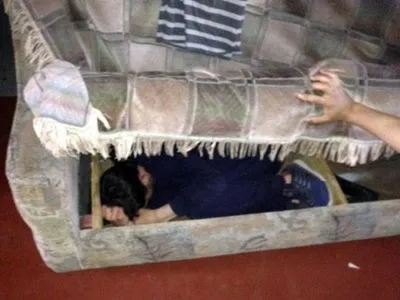 Полицейские в Мариуполе задержали грабителя, который прятался от них в диване