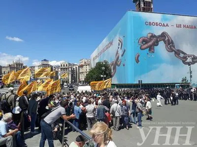 Вкладчики банка "Михайловский" устроили митинг в центре Киева
