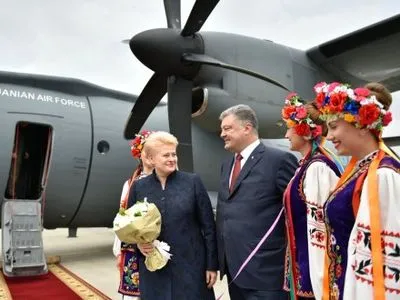 П.Порошенко начал переговоры с глазу на глаз с президентом Литвы