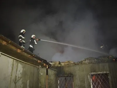 Возле областной детской библиотеки горело здание в Николаеве
