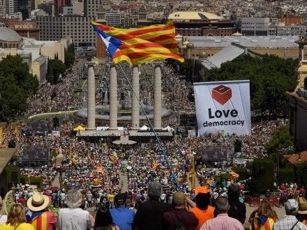 Массовая акция в поддержку референдума о независимости Каталонии прошла в Барселоне