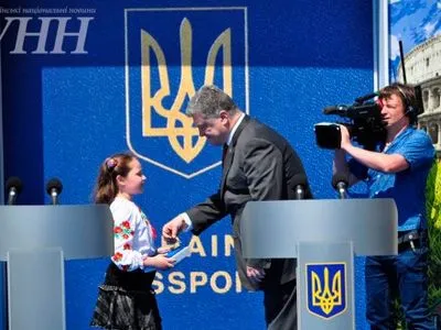 Ужгородская школьница передала Президенту ключ от "дверей в Европу"