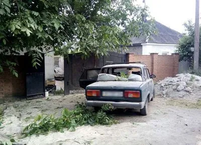 В результате взрыва снаряда в Авдеевке повреждено дом и автомобиль