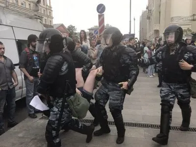 ЕС призвал Россию освободить задержанных на акциях протеста