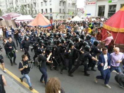 Правоохоронці у Москві почали бити активістів кийками