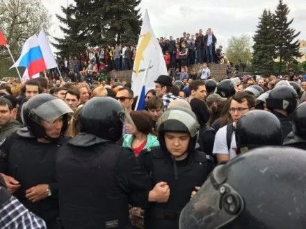 У Санкт-Петербурзі на мітингу затримали більше 100 осіб - ЗМІ