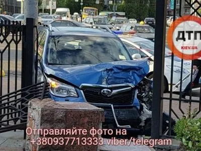 В Киеве авто вылетело на тротуар: среди пострадавших девушка и сотрудник прокуратуры