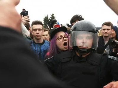 В Петербурге возбудили дело против участника акции 12 июня, который "напал" на полицейского