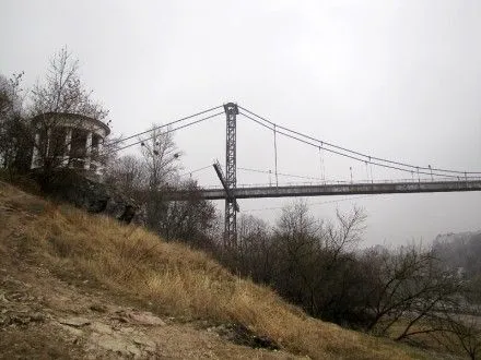 Парень прыгнул с подвесного моста в Житомире