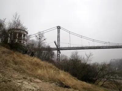 Парень прыгнул с подвесного моста в Житомире