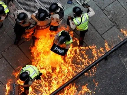 У Венесуелі протестувальники підпалили дирекцію верховного суду
