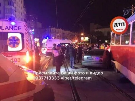 В Києві на плоці Перемоги авто врізалось в трамвай, є постраждалі