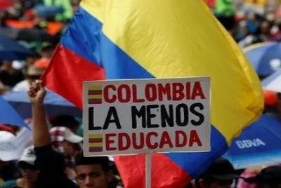 Бастующих учителей в Колумбии разогнали слезоточивым газом