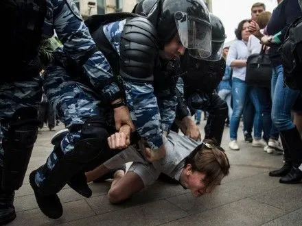 По выбитый зуб у полицейского 12 июня во Петербурге задержали подростка
