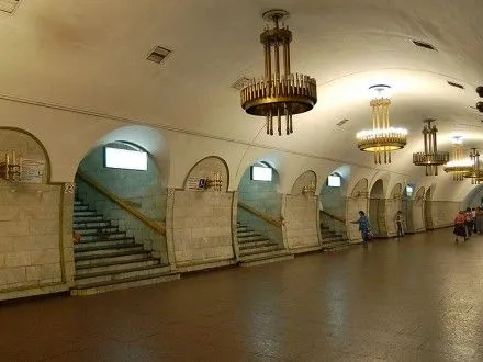 У Києві на станції метро "Льва Толстого" людина потрапила під потяг