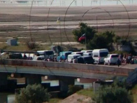Искусственные очереди на админгранице с Крымом: застряли более 100 автомобилей