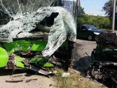 Автомобиль врезался в троллейбус в Харькове, есть погибший