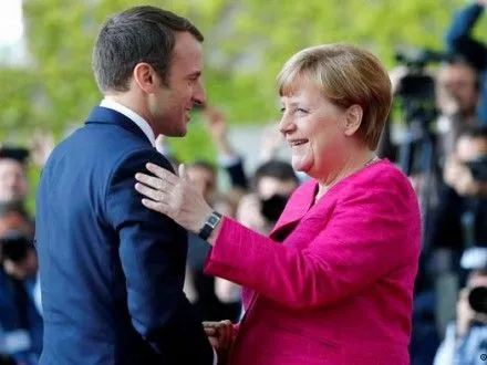 А.Меркель привітала Е.Макрона з перемогою на парламентських виборах