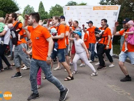 В День отца молодые папы Киева приняли участие в танцевальном флешмобе