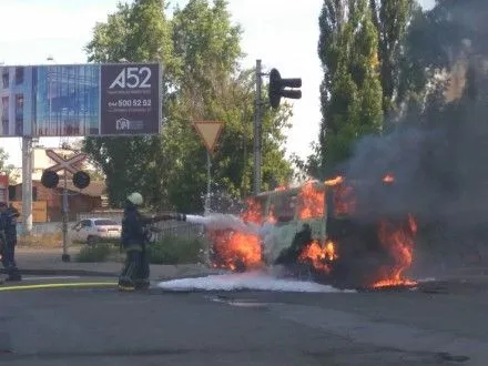 Микроавтобус горел на столичном Подоле, водитель получил ожоги