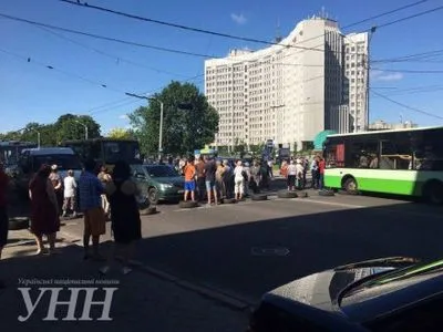 Львів'яни знову перекрили дорогу через сміття