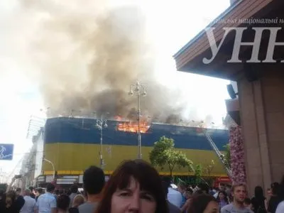 У будівлі напроти ЦУМу в столиці горить останній поверх, рух транспорту перекрили