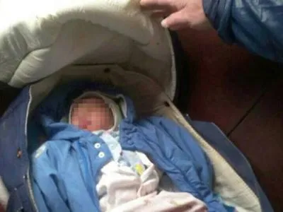 Породіллі, яка залишила немовля в електропоїзді, повідомлено про підозру