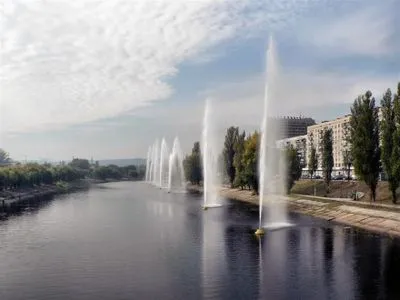 До кінця червня на Русанівському каналі в Києві запрацюють усі 12 фонтанів