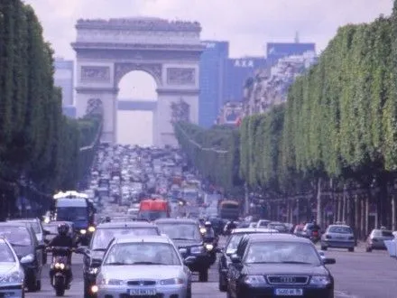 Четырех родственников водителя, который протаранил полицейских в Париже, допросили