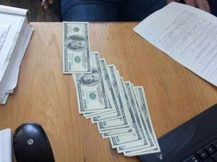 Следователь в Винницкой области отказался от взятки в 1 тыс. 500 долл. США