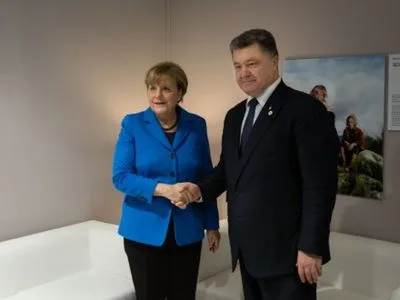 П.Порошенко и А.Меркель обсудили встречу с американскими партнерами