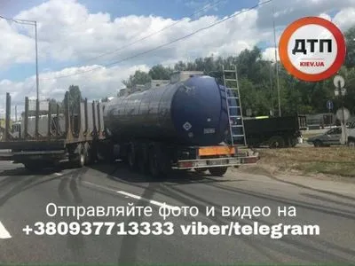Из-за столкновения бензовоза и тягача в Киеве образовалась большая пробка