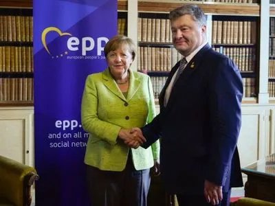 П.Порошенко начал встречу с А.Меркель