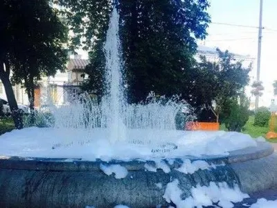 В Киеве неизвестные залили в фонтан моющее средство
