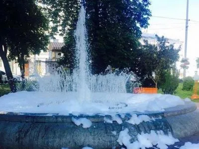 В Киеве неизвестные залили в фонтан моющее средство