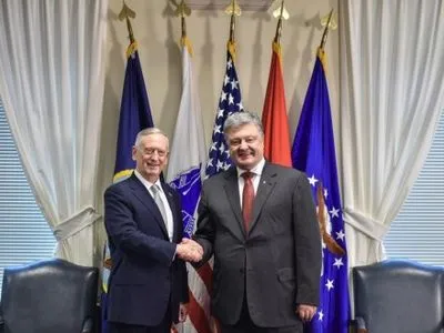 Министр обороны США подарил П.Порошенко совместное фото