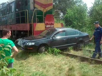 Поезд протаранил легковой автомобиль в Черновицкой области
