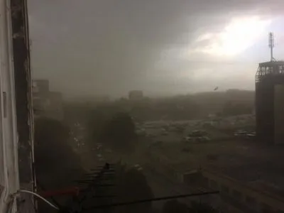 Сильний буревій вирував у Львові: повалені дерева, порвані дроти, літак не зміг сісти
