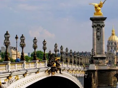 В Париже двухэтажный туристический автобус въехал в мост