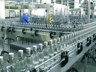 В Украине объемы производства легальной водки продолжают сокращаться