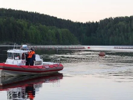 В России четвертый день ищут пропавших на озере подростков