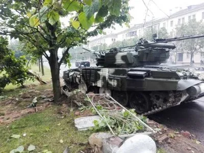 В центре Минска танк врезался в дерево и снес фонарный столб