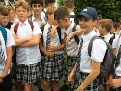 Британские школьники добились разрешения ходить в шортах